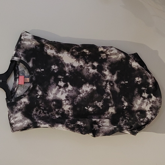 Paisley Sky Maternity tee l Size Medium l tie dye, shoulder pads - Picture 7 of 7